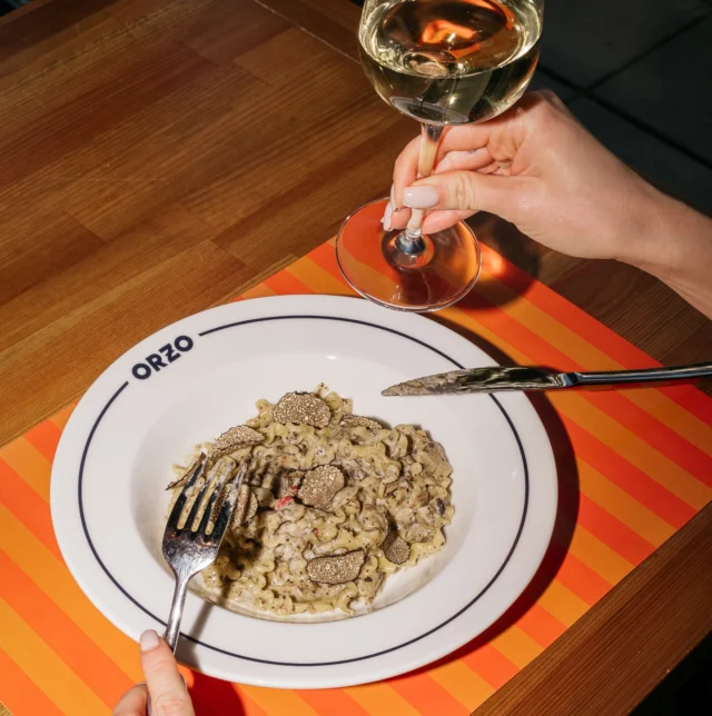 ORZO w Twoim mieście zaprasza przez całą majówkę 🍊 Nie udało się wyjechać na urlop❓ Żadna strata‼️ 
Z nami możecie wybrać się do Włoch, bez wyjeżdżania z miasta 🫶🏻 Zapraszamy Was w kulinarną podróż do kraju pizzy 🍕 i pasty 🍝 

#majowka #majowkaworzo #majowkawmiescie #orzorestaurant #dlugiweekend #italy #italianfood